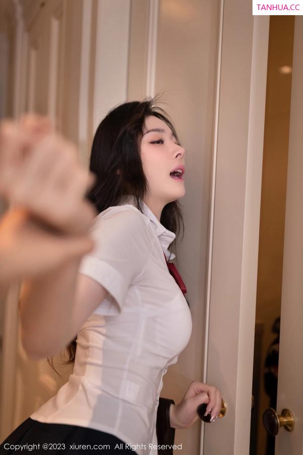 逗逗DouDou  [XiuRen]高清写真图 2023.11.16 No.7674 小逗逗 短裙黑丝第9张图片